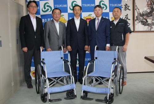６月２６日、津久見ロータリークラブが社会奉仕事業に伴う、市民会館への車イスの贈呈を行いました