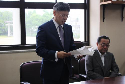 この日は、津久見ロータリークラブの大村直樹会長から川野市長に車いす２台が贈呈され、大村会長が「誰もが住みやすい暮らしの一助となれば嬉しいです。」とあいさつしました