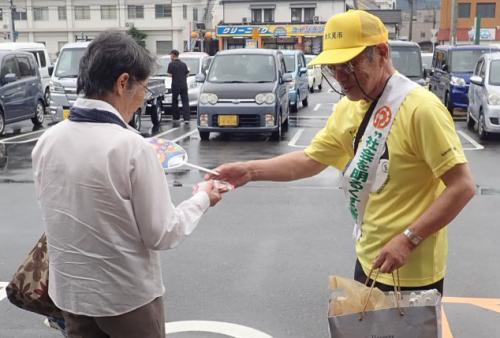 ７月１日、「社会を明るくする運動」の街頭出発式を行い、その後実施委員が市内のマルショク津久見店やマルミヤストアつくみ店などに分かれて、啓発活動を行いました