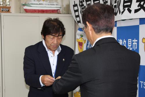 この日、川野さんを除く３名の方に川野市長から委嘱状が手渡されました