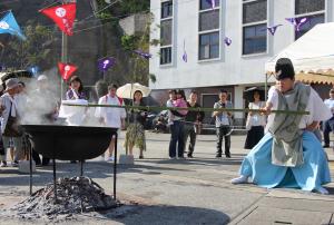 日目は、子どもの魚つかみ取り大会や湯立て、餅まき、お神輿など、様々な催しが行われ、島中が大いに盛り上がりました