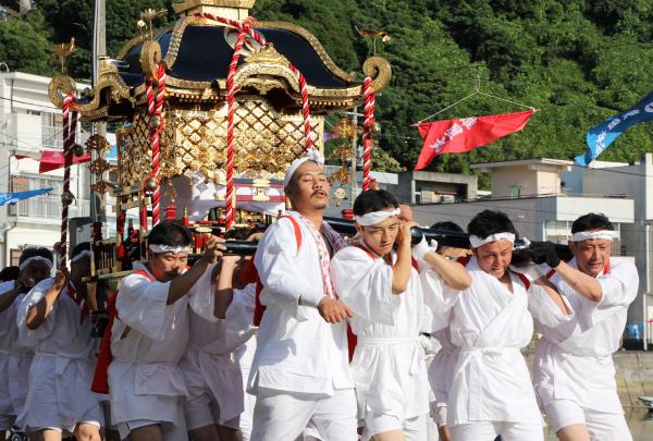 京都上賀茂神社の分霊を祀った賀茂神社の夏季大祭である保戸島の夏祭りは、津久見市の指定文化財にも指定されています