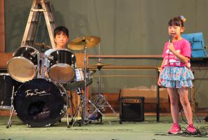 保戸島小学校の児童による演奏会の様子です