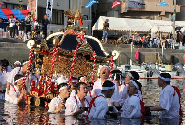 この期間もその勇壮な姿を一目見ようと、島民や里帰りした人、たくさんの観光客など、多くの方が集まり、驚きを見せていました