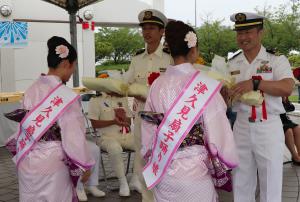 入港式での花束贈呈の様子です