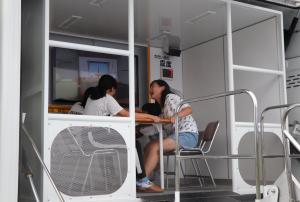 地震体験車ユレルンダーでの模擬地震体験の様子です