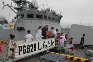 海上自衛隊「ミサイル艇（しらたか）」一般公開の様子です