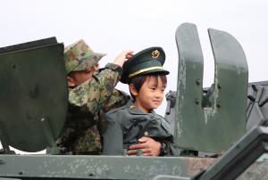自衛隊車に乗っての記念撮影の様子です