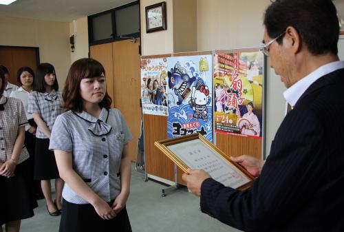 今年は、新たに８名が選ばれ、総勢１７名になった扇子踊り娘が、津久見市の顔として、津久見市のＰＲ活動に活躍してくれます