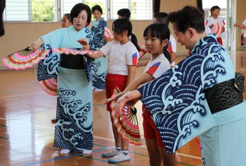 今年度も市内の小学校の６年生に対し、「ふるさと教育～扇子踊りの継承～」として、扇子踊り保存会のメンバー５名から津久見の伝統「扇子踊り」を指導していただきました