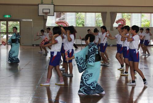 津久見小学校での扇子踊りのふるさと教育の様子です