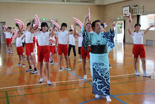 千怒小学校での扇子踊りのふるさと教育の様子です