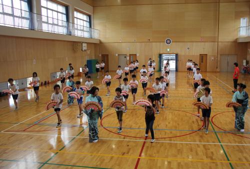 青江小学校と堅徳小学校での扇子踊りのふるさと教育の様子です