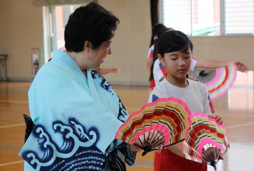 ８月に開催される各地区の盆踊り大会や扇子踊り大会を始め、今後様々な場面で、踊りを披露してくれることを期待しています