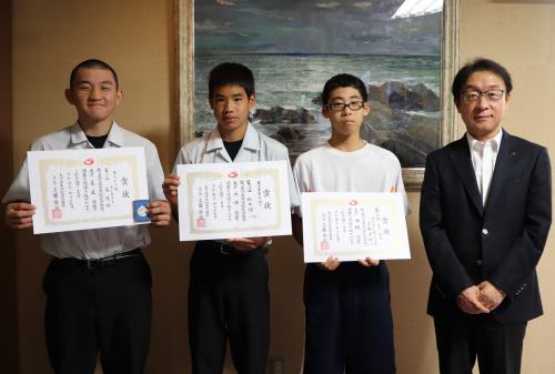 ７月下旬に開催された「大分県中学総合体育大会」で上位の成績を収めた、市内の中学生３名の選手が８月から開催される九州大会、全国大会へ出場するため、平山教育長に県大会での報告と九州大会、全国大会に向けて、それぞれ抱負を述べました
