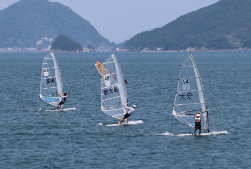７月２７日・２８日の２日間、津久見市四浦の荒代海岸で津久見初のウインドサーフィンの大会「第１回津久見市長杯 テクノ２９３つくみCUP」が開催されました