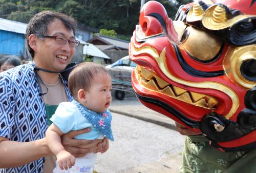 天候にも恵まれ、地元の方をはじめ、カメラを持ったカメラマンなど、その勇敢な姿を一目見ようと、たくさんの人がお祭りに来ていました