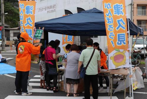 昨年も開催され好評だった「つくみ乾杯大会」も同時開催され、飲み物を片手にみんなで乾杯し、たくさんの人が津久見の夜の街に足を運んでいました