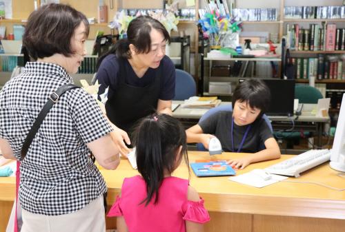 今年は、小学生２名の子が一日こども図書館員として、本の貸し借りの仕事を窓口に立って体験しました