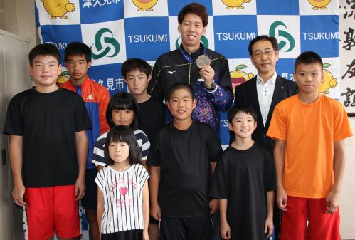 ７月に韓国で開催された水泳の世界選手権 男子２００ｍ平泳ぎで見事、銅メダルを獲得した渡辺一平選手の報告会が８月９日、市役所にて行われました