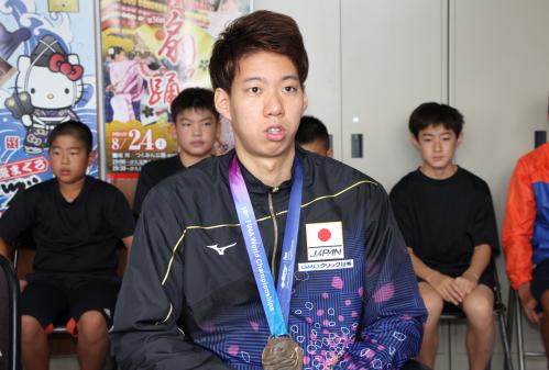 川野市長にあいさつを述べる渡辺一平選手です