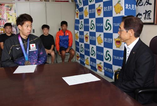 会場には、大分県水泳連盟の三浦由紀会長、下城智宏理事も同席し、つくみJSCの子どもたちも一緒に一平選手の銅メダル獲得を喜び合いました