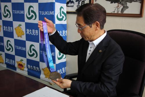 銅メダルを拝見する川野市長です