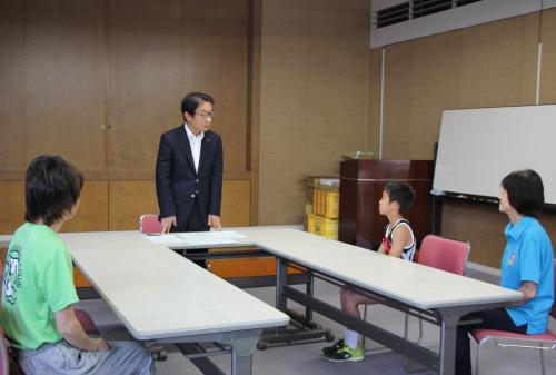 ７月３１日、市教育委員会を訪れ、平山教育長に県大会での報告と九州大会に向けての抱負を述べました