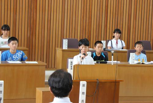 千怒小学校の児童の一般質問の様子です