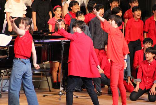 今夏で１９回目の津久見公演を迎えた杉並児童合唱団は、昭和３９年に誕生し、当時、児童合唱団にとって未知の分野であった「合唱ミュージカル」や「ポピュラー曲」の開発に力を注ぎ、数多くの作品を委嘱・発表してきました