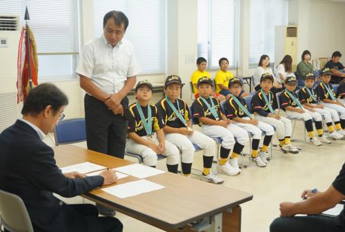 ８月８日、市役所を訪れ、平山教育長に県大会での報告と選手一人ひとりが九州大会へ向けての抱負を述べました