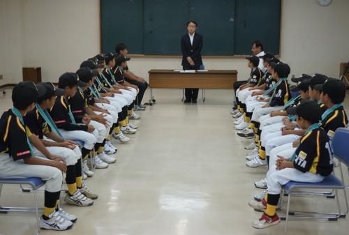 青江少年野球部は、青江小の児童２０名で構成され、今回は、市内予選を勝ち抜き、県大会では全３２チームが出場する中、危なげなく勝利を積み重ね、チーム全員の力を合わせ、優勝しました