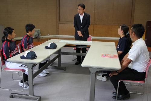 ８月１９日、市教育委員会を訪れ、平山教育長に全国大会へ向けての抱負を述べ、教育長が激励しました