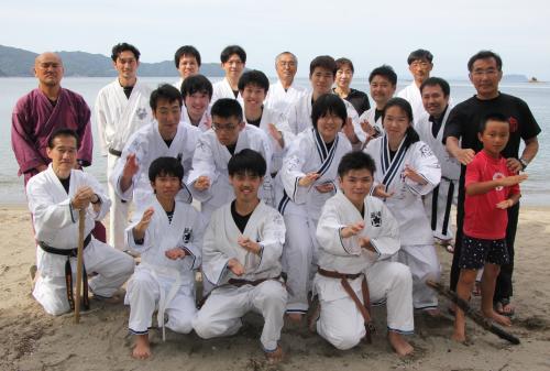 ８月９日から１１日までの間、福岡大学武道空手部が津久見の武道館、冠海水浴場で夏季強化合宿を行いました