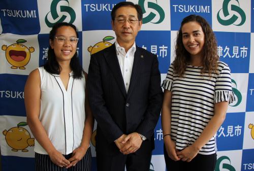 新しく外国語指導助手（ALT）として津久見市へ派遣された、へニンジャー・トリさん（アメリカ出身）とスアレス・キャロルさん（カナダ出身）が市役所へあいさつに訪れました