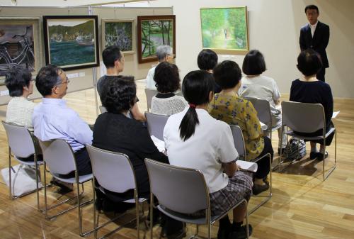 市民会館には、現在、油絵や水彩画、色鉛筆画など６０点の作品が展示されています