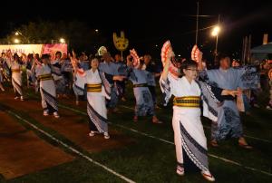 会場の出演団体による扇子踊りの様子です