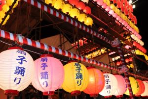 天候不良のため、一日順延し、本番当日も雨が降る心配がありましたが、無事に雨も上がり、２２団体、およそ７００人の踊り手が参加しました