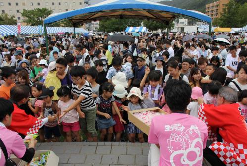 お菓子やお餅の配布の様子です
