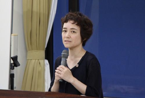 被差別部落におけるひとり親家族の生活実態調査をもとに、実際にあったケースを例に挙げ、特に母親などの女性の目線に立ち、結婚や出産、学歴といった部分から就業することの難しさなどを中心に、ご講演していただきました