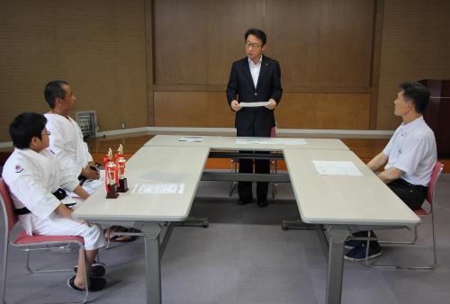 ９月１１日、市教育委員会を訪れ、平山教育長に県大会の報告と全国大会に向けての抱負を述べました