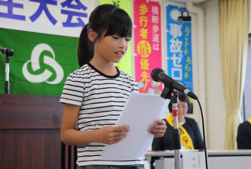 交通安全標語コンクール表彰の小学校低学年の部で最優秀賞を受賞した川村乃愛さん（津久見小３年）が交通事故のない明るい社会を目指して、交通安全宣言を読み上げました