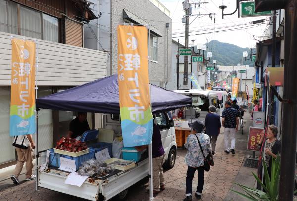 ９月２９日に中央町の商店街通りで「第３回つくみ軽トラ市」が開催されました