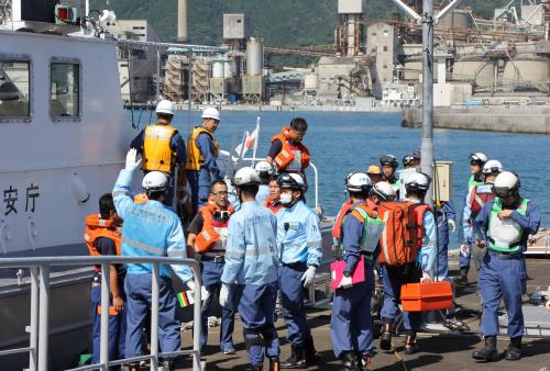 海上保安部巡視艇による事故船舶から傷病者の救出訓練です