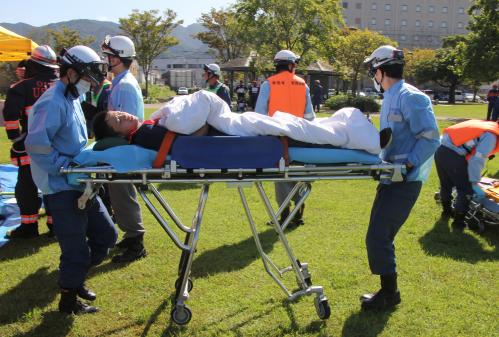 傷病者の搬送訓練の様子です