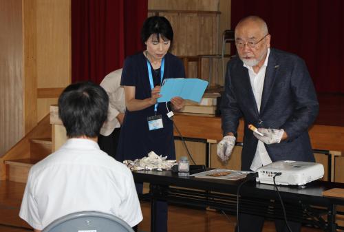 ９月３０日、第一中学校体育館で「作家の生き方からこれからの自分を考えよう！」と題し、洋画家で大分県出身作家の佐藤哲先生を講師として迎え、美術と総合的な学習の時間を連携した特別授業が開催されました