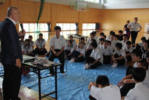 今回の特別授業では、第一中学校３年生を対象に、文化芸術による子供の育成授業「子供　夢・アート・アカデミー」という、文化庁の事業の一つとして行われました