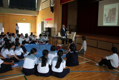 先生は、中学生の成長はまだまだ未知数で、生徒一人ひとりが感じたこと、学んだことを次の経験に生かしてほしいと伝え、生徒たち自身の今後の生き方を考える特別な授業になりました