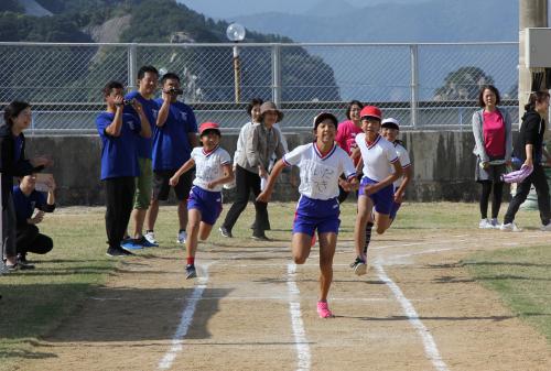 １０月１４日、保戸島小学校で「保戸島小学校・地域合同運動会」が開催されました