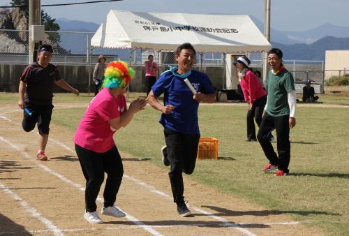 保戸島ソーランや短距離走、玉入れ、紅白リレーのほか、くろしお学園による「炭抗節」や盆踊り保存会による「箱根八里の半次郎」の踊り、最後はみんなで大綱引きを行い、大盛り上がりを見せました